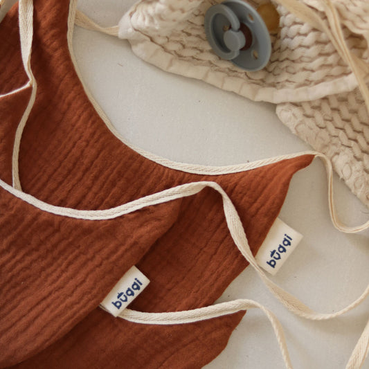 Muślinowy śliniak dla niemowlaka - dwukolorowy ceglano-kremowy