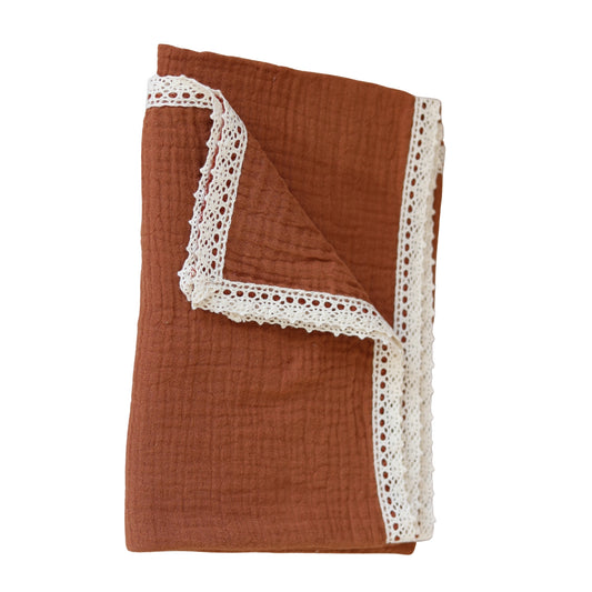 Kocyk muślinowy z bawełnianą koronką 60x90 cm