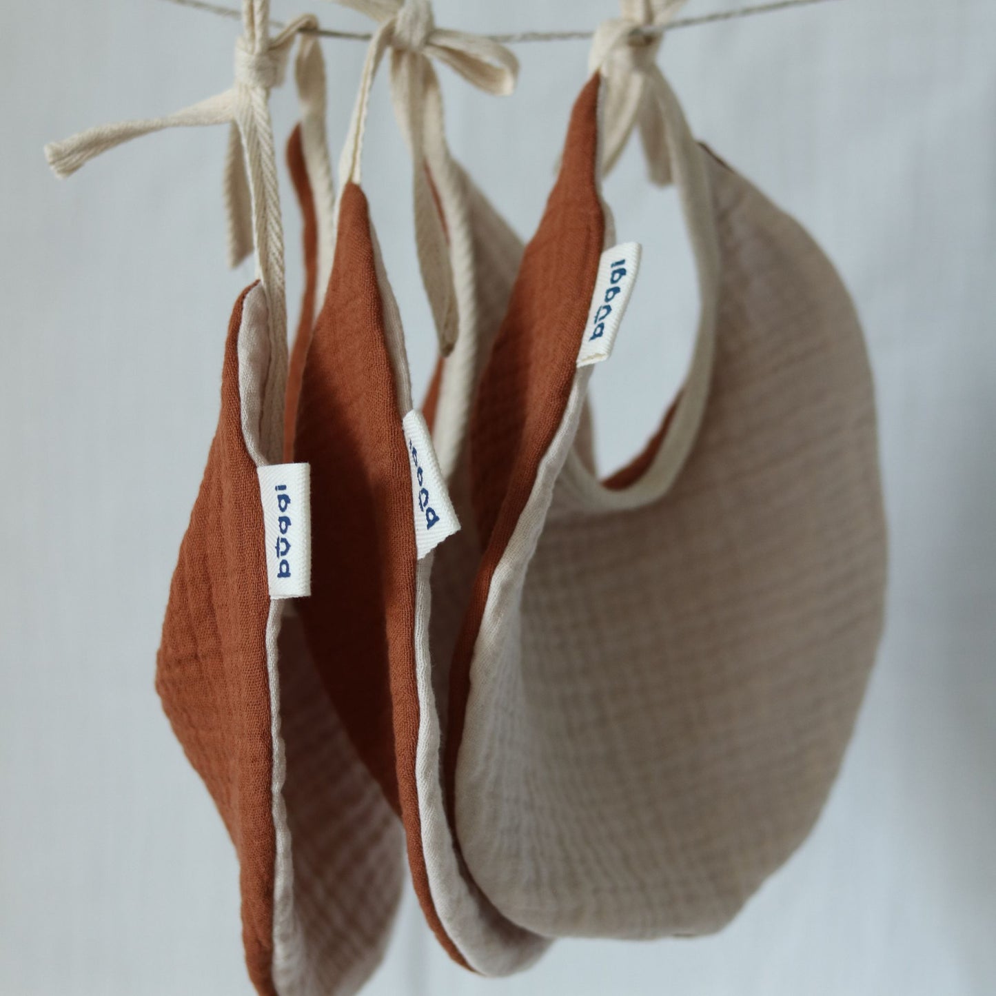 Muślinowy śliniak dla niemowlaka - dwukolorowy ceglano-kremowy