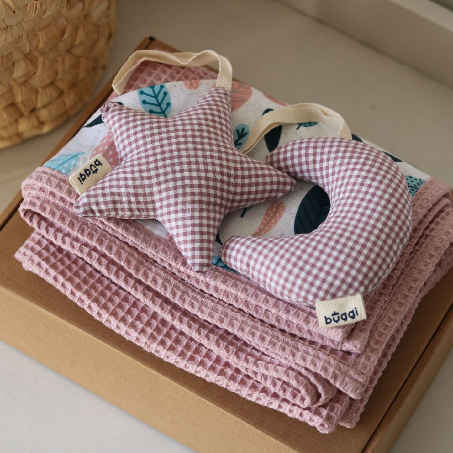 Zestaw prezentowy dla noworodka – kocyk waflowy + zawieszki | Piórka