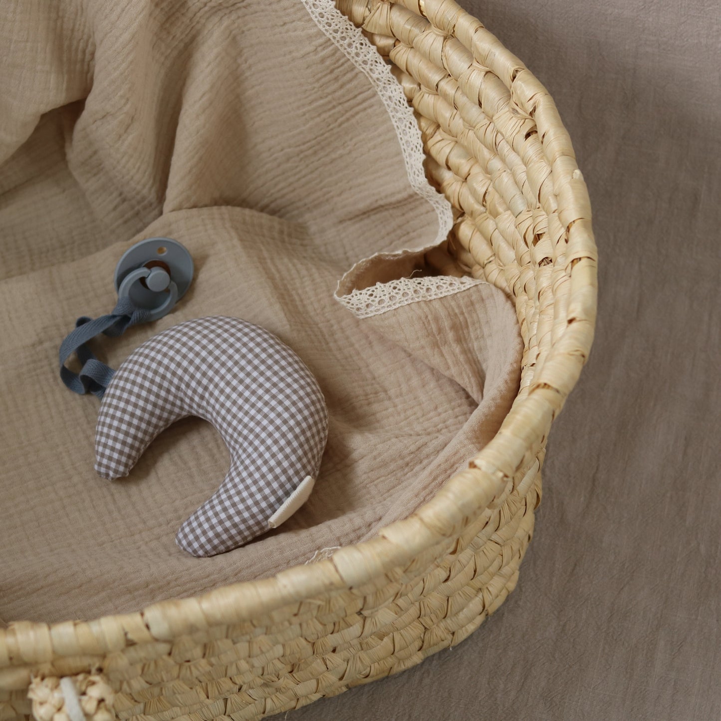 Kocyk muślinowy z bawełnianą koronką 60x90 cm