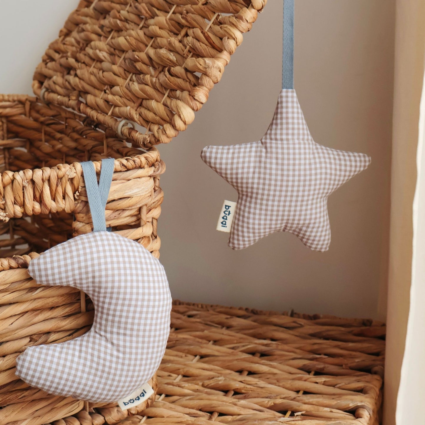 Zestaw prezentowy dla niemowlaka - kocyk muślinowy GOTS i zawieszki - Baby Blue