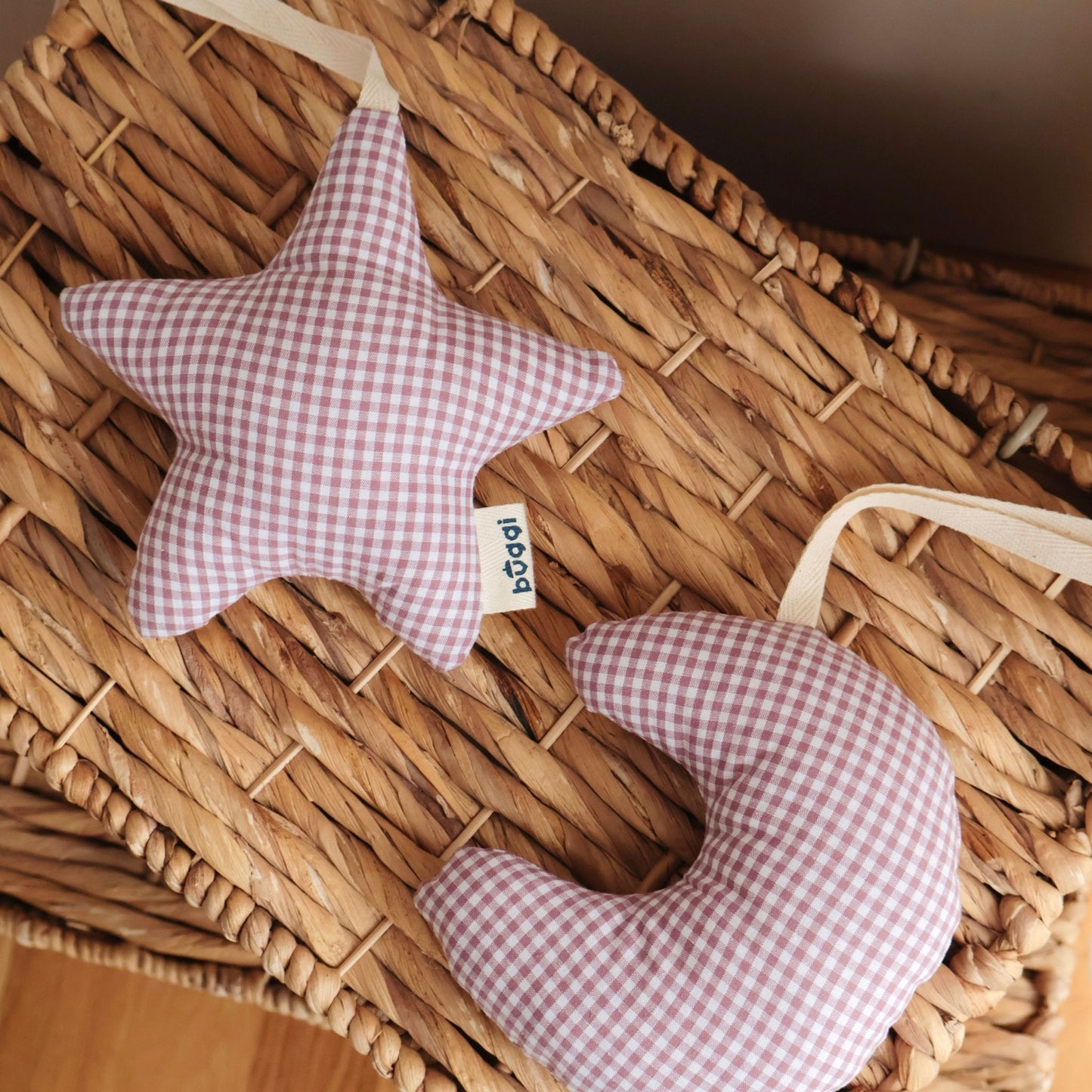 Zestaw prezentowy dla niemowlaka - kocyk muślinowy GOTS i zawieszki - Dusty Rose