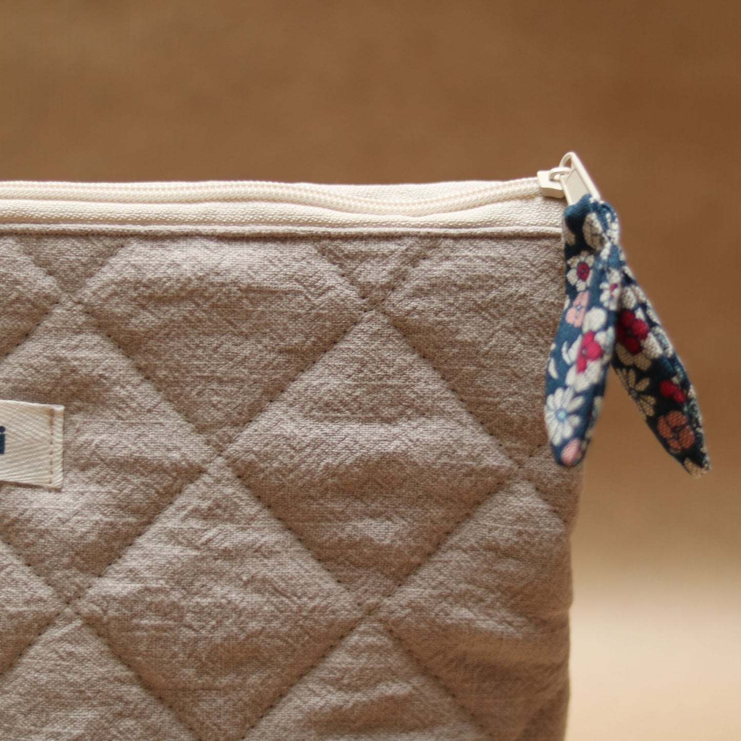 Duża kosmetyczka pikowana z lnu – 32 × 22 cm - Beżowa