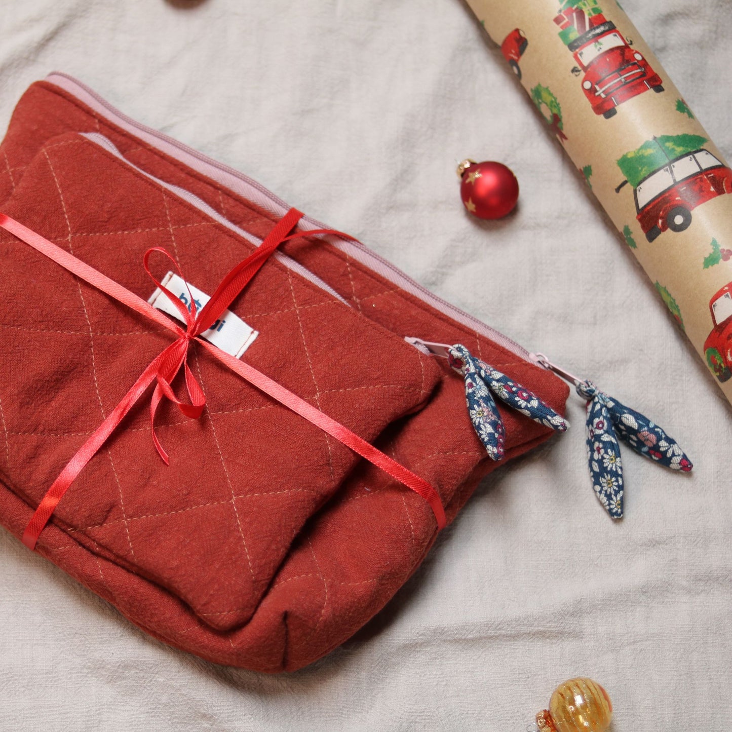 Mała kosmetyczka pikowana z lnu – ceglany | Handmade premium | Organizer do torebki 22×18 cm