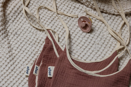 Muślinowy śliniak dla niemowlaka - dwukolorowy różowo-kremowy