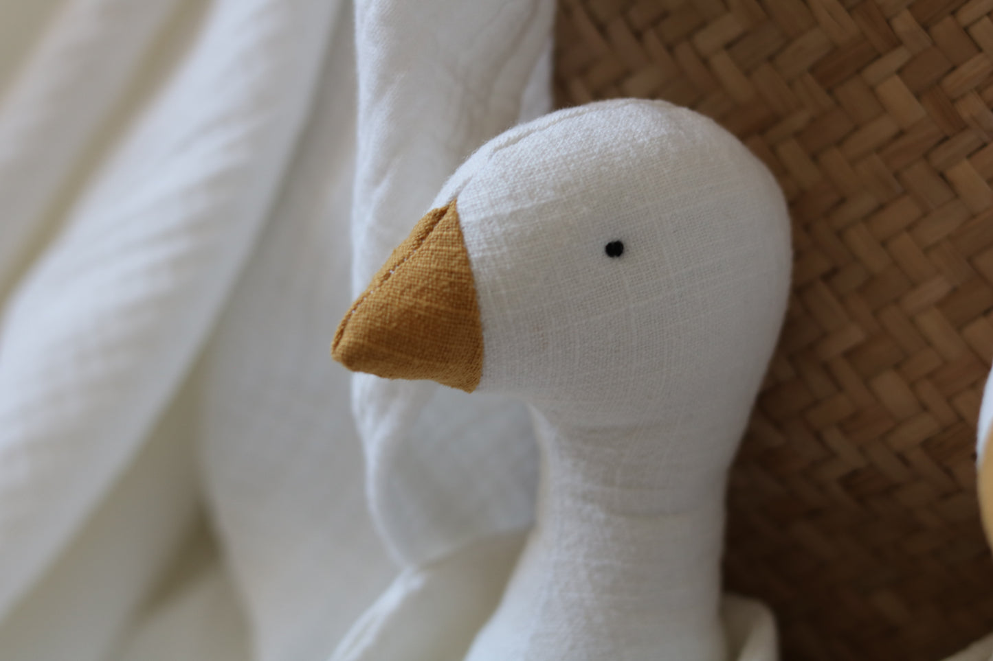 Lniana gąska - ręcznie szyty prezent dla niemowlaka