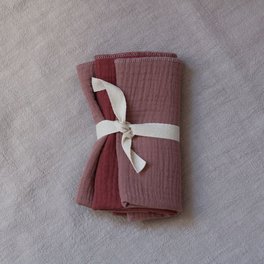 Trzy delikatne pieluszki dla noworodka