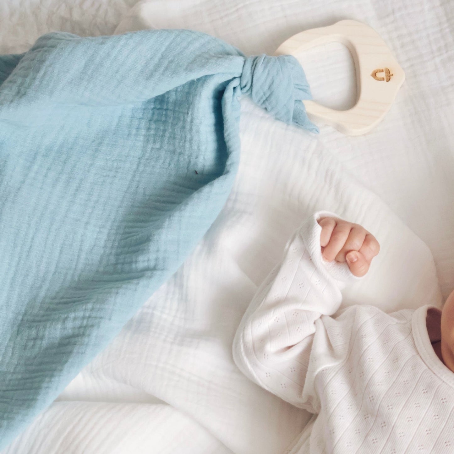 Gryzak klonowy z muślinową pieluszką 2w1 - Baby Blue