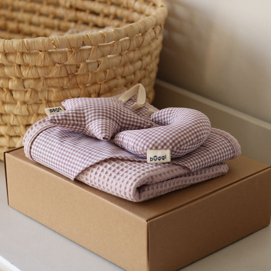 Zestaw prezentowy dla noworodka – kocyk waflowy + zawieszki | Liliowa krateczka