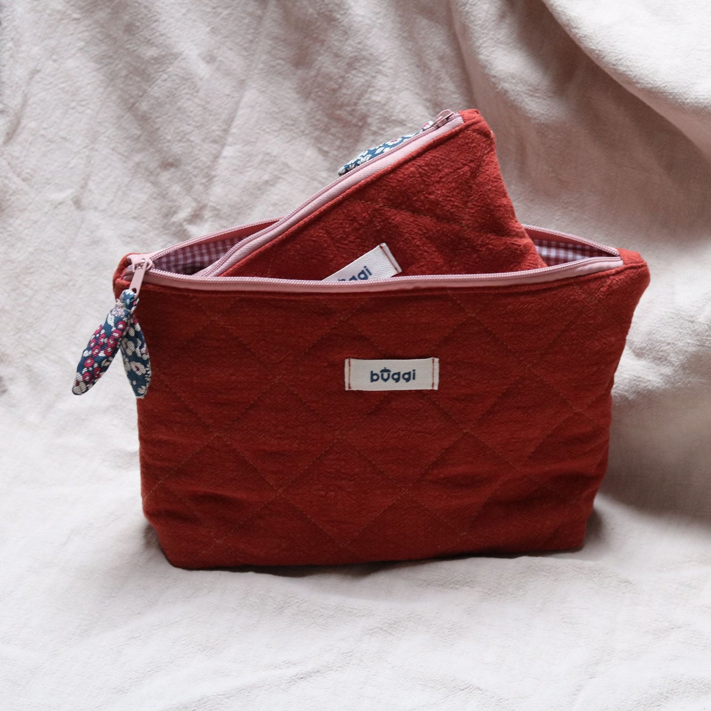 Zestaw dwóch kosmetyczek pikowanych z lnu – mała + duża | Kolor ceglany