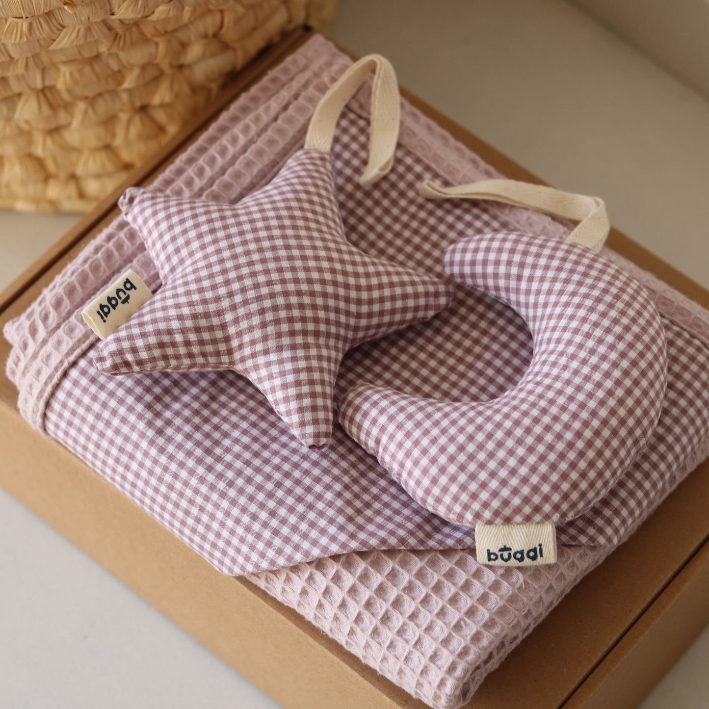 Zestaw prezentowy dla noworodka – kocyk waflowy + zawieszki | Liliowa krateczka