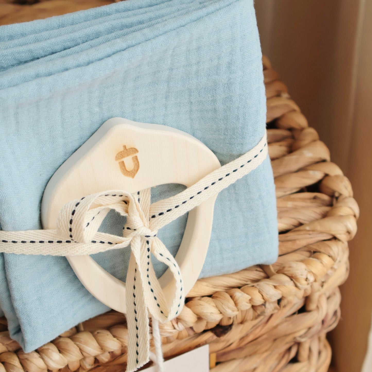 Gryzak klonowy z muślinową pieluszką 2w1 - Baby Blue