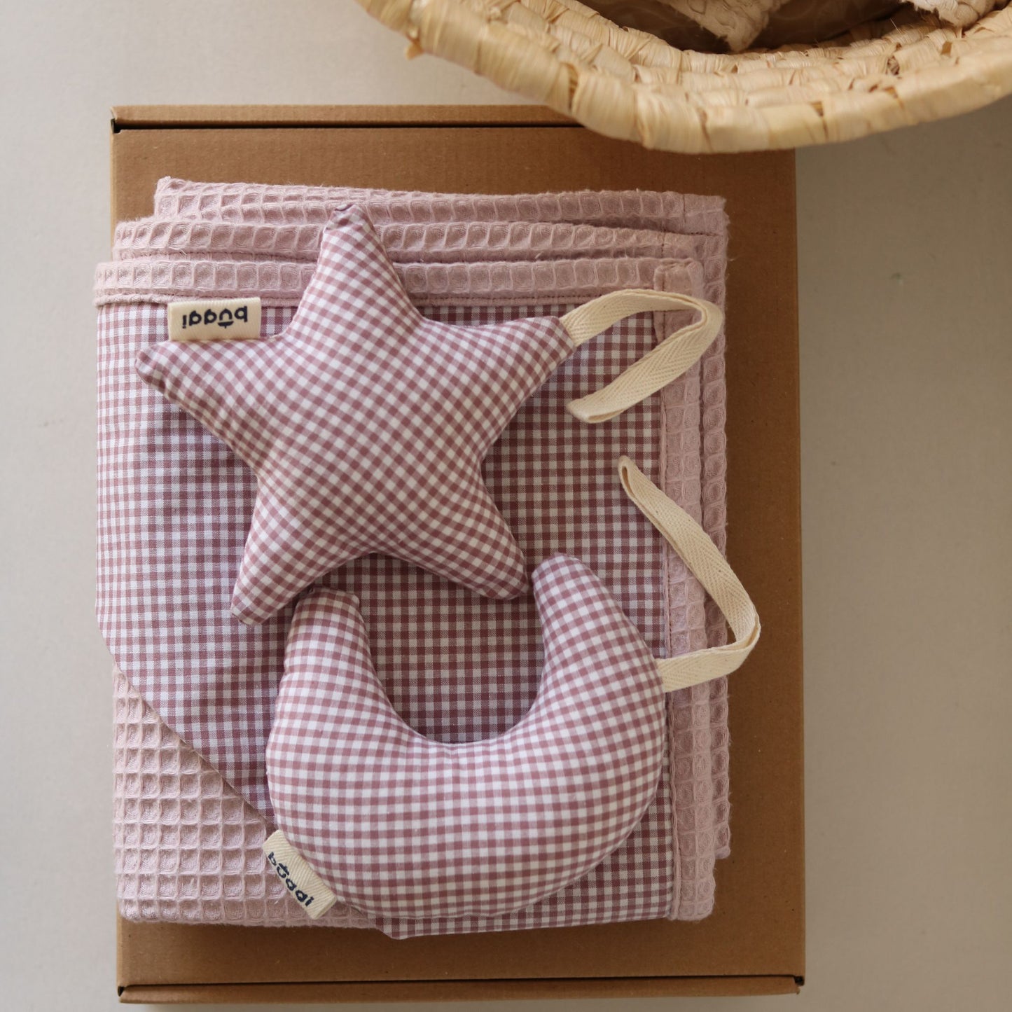 Zestaw prezentowy dla noworodka – kocyk waflowy + zawieszki | Liliowa krateczka