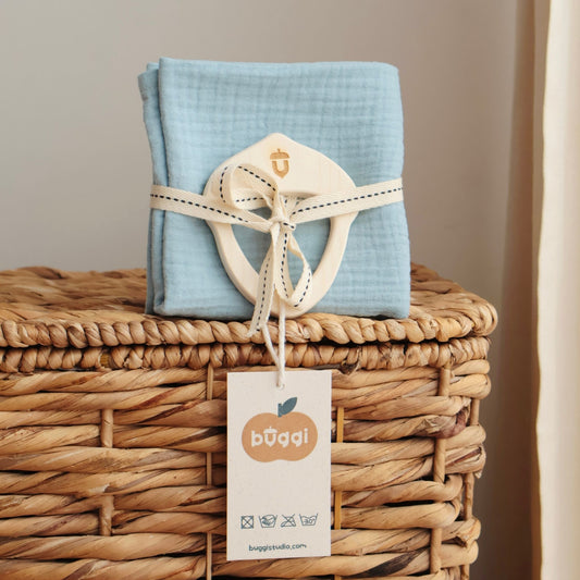 Gryzak klonowy z muślinową pieluszką - Baby Blue