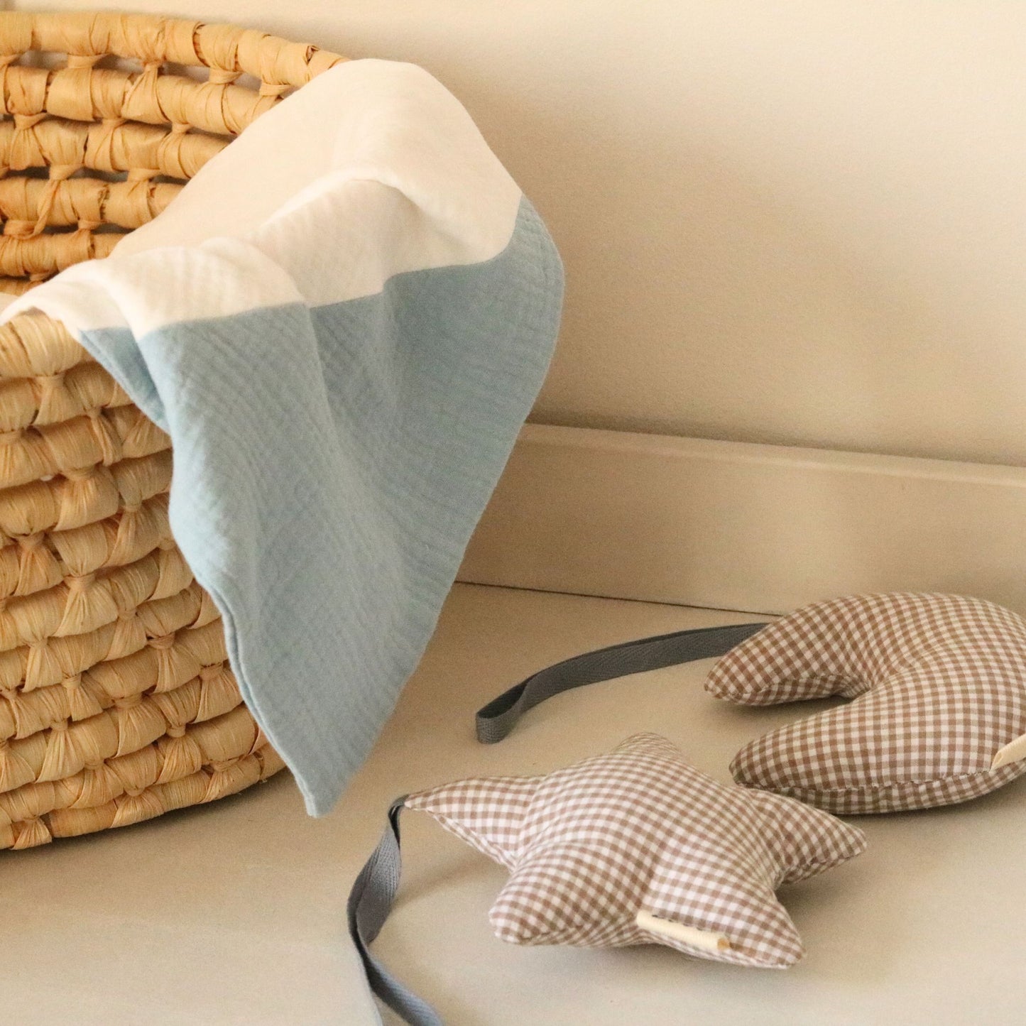 Zestaw prezentowy GOTS - kocyk muślinu plus zawieszki | Biały z błękitem