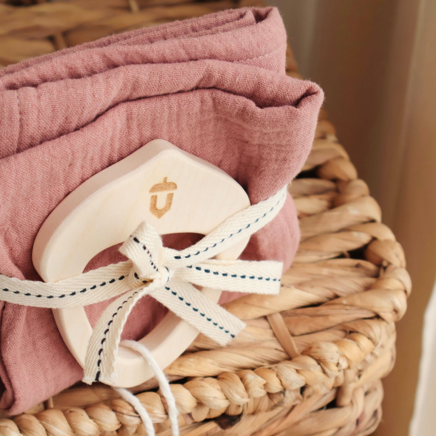 Gryzak klonowy z muślinową pieluszką 2w1 - Dusty Pink