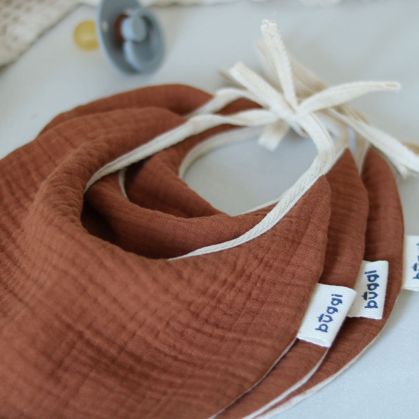 Muślinowy śliniak dla niemowlaka - dwukolorowy ceglano-kremowy