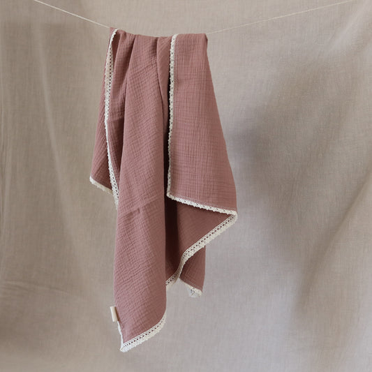 Kocyk muślinowy z bawełnianą koronką 60x90 cm