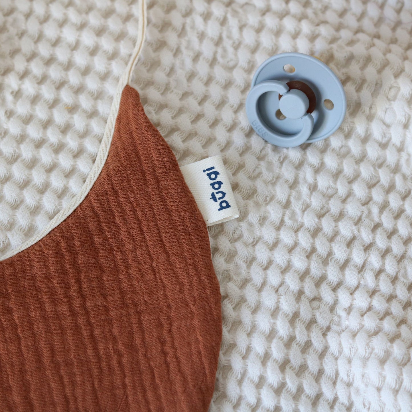 Muślinowy śliniak dla niemowlaka - dwukolorowy ceglano-kremowy