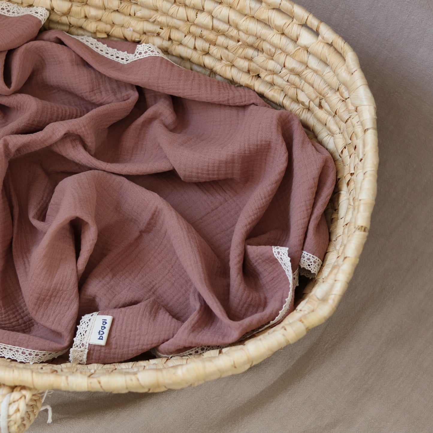 Kocyk muślinowy z bawełnianą koronką 60x90 cm