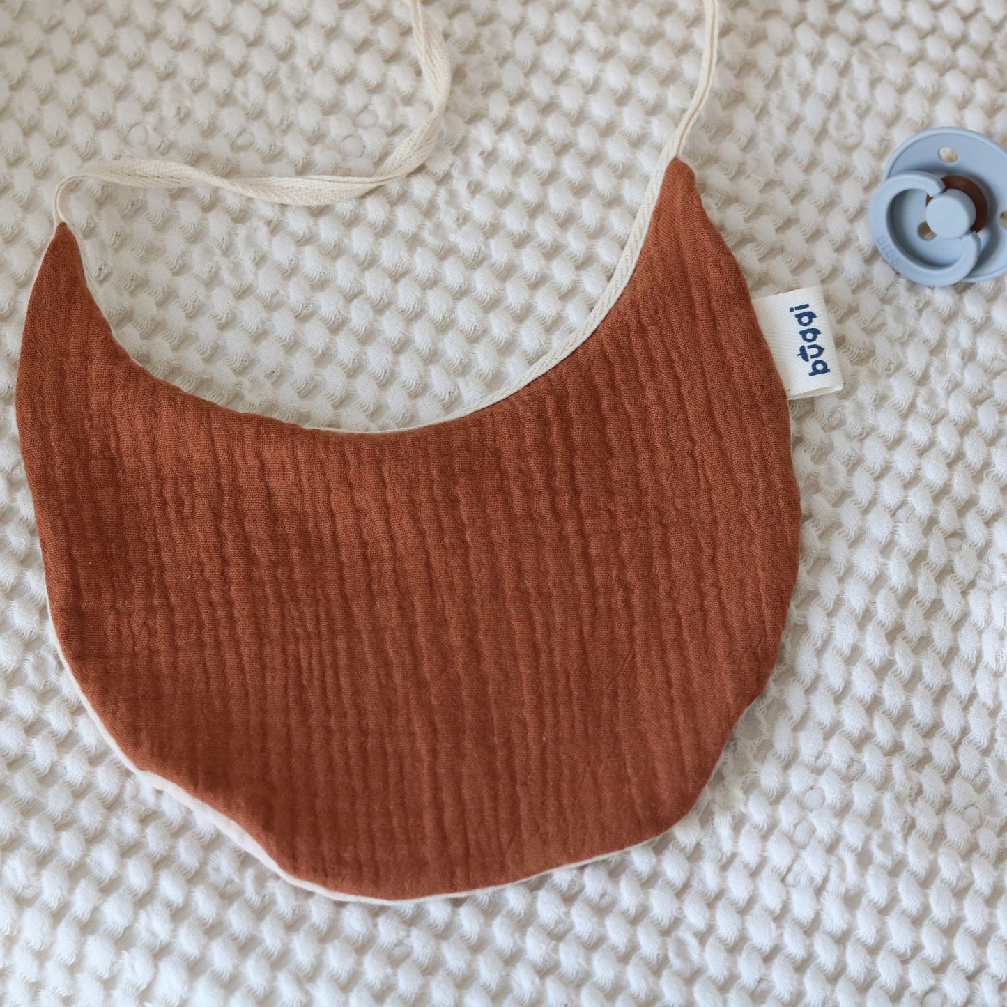 Muślinowy śliniak dla niemowlaka - dwukolorowy ceglano-kremowy