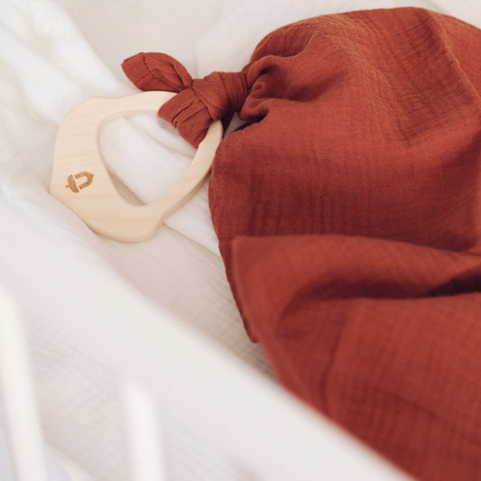 Gryzak klonowy z muślinową pieluszką - Ceglany