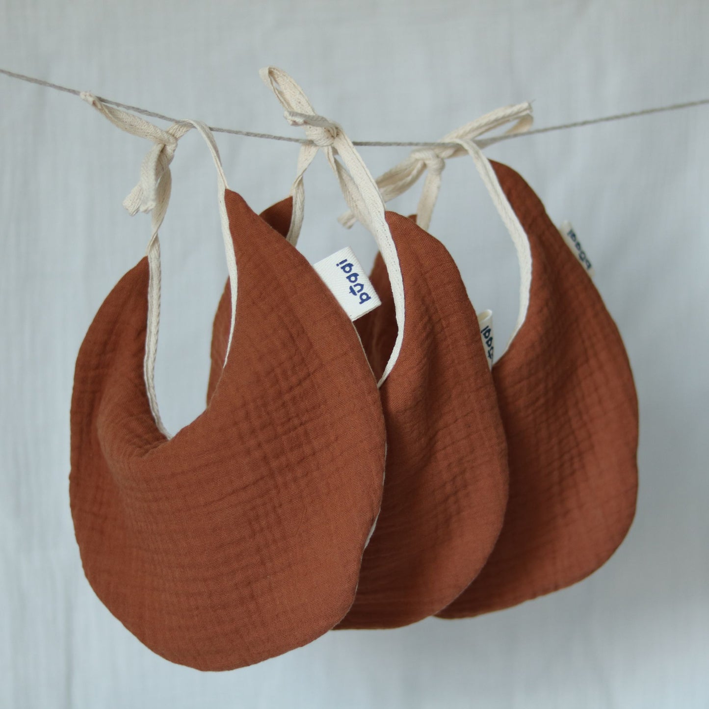 Muślinowy śliniak dla niemowlaka - dwukolorowy ceglano-kremowy