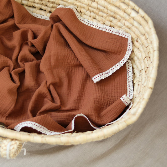 Kocyk muślinowy z bawełnianą koronką 60x90 cm