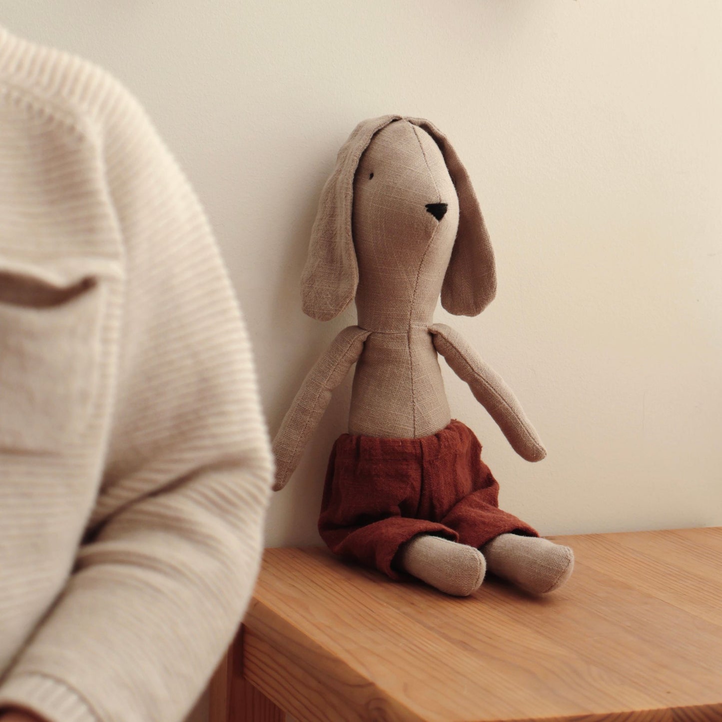 Lniany Królik Leon – ręcznie szyta przytulanka na lata
