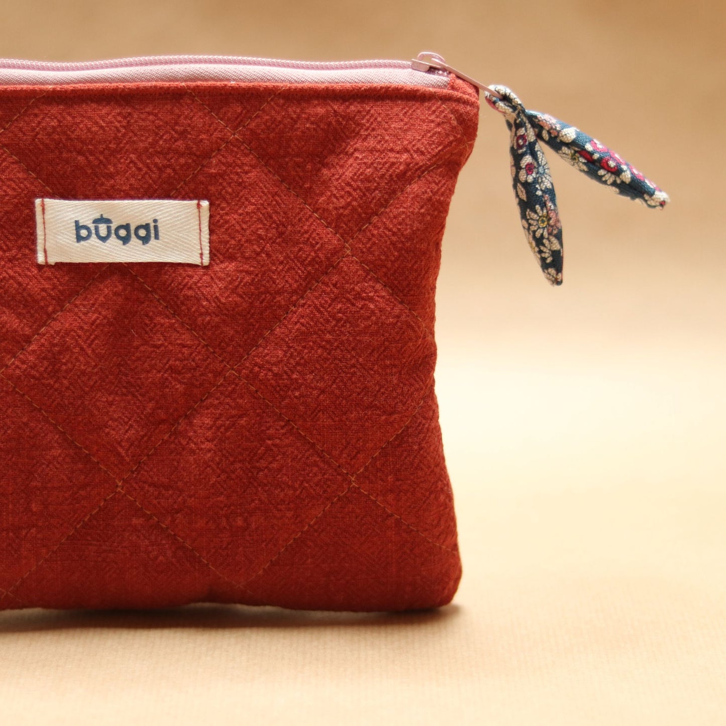 Mała kosmetyczka pikowana z lnu – ceglany | Handmade premium | Organizer do torebki 22×18 cm