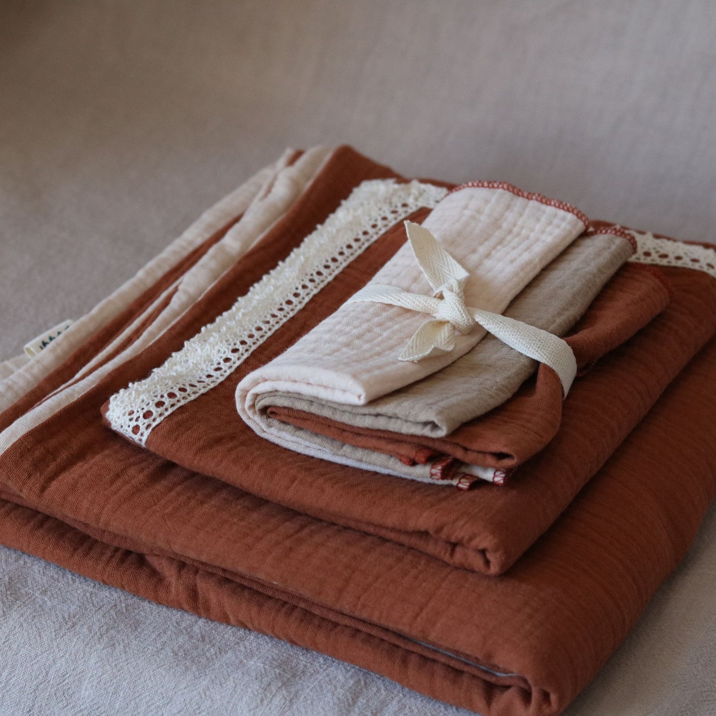 Muślinowy zestaw dla niemowląt – Kocyki + pieluszki | Zachód Słońca