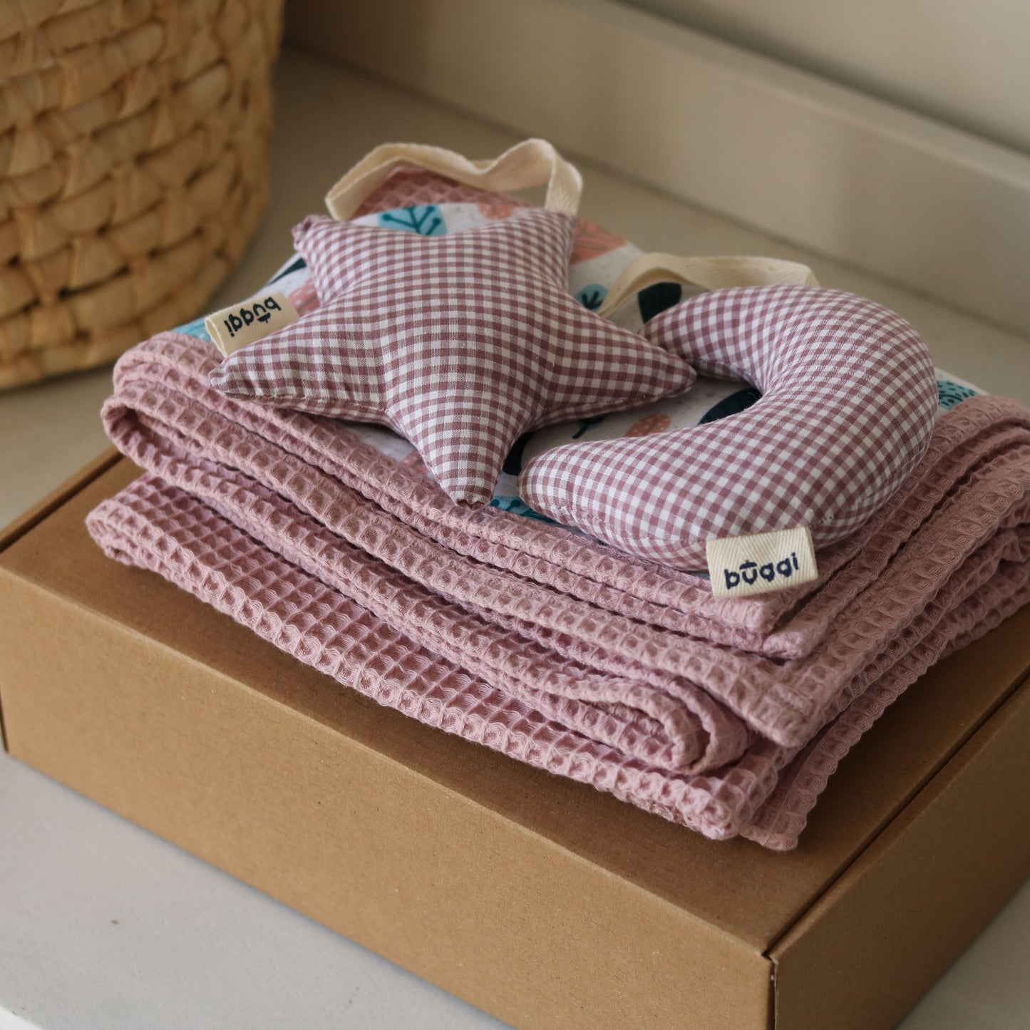 Zestaw prezentowy dla noworodka – kocyk waflowy + zawieszki | Piórka