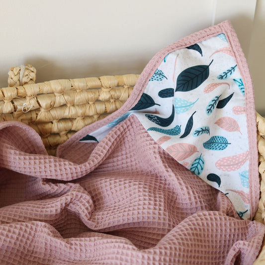 Zestaw prezentowy dla noworodka – kocyk waflowy + zawieszki | Piórka