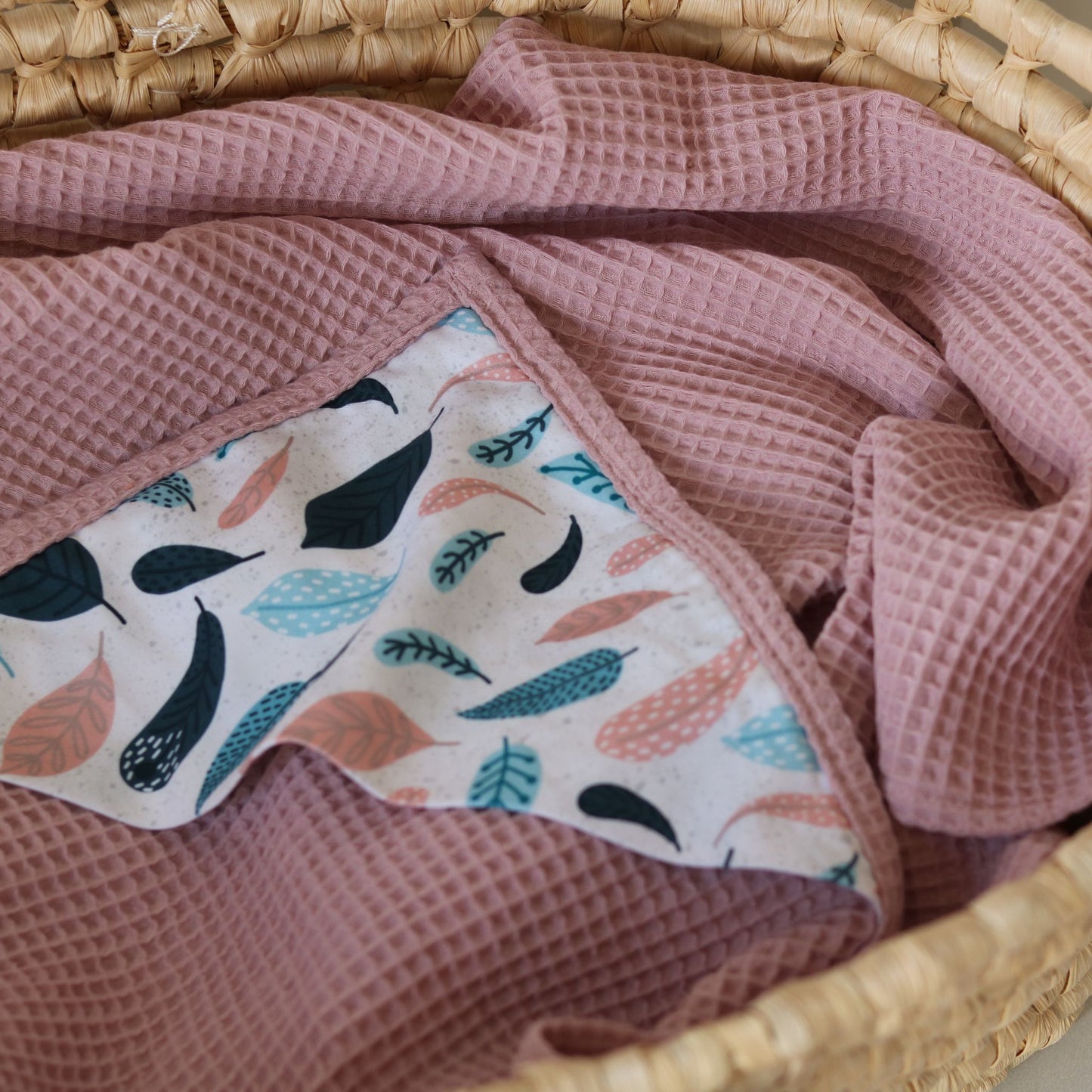 Zestaw prezentowy dla noworodka – kocyk waflowy + zawieszki | Piórka