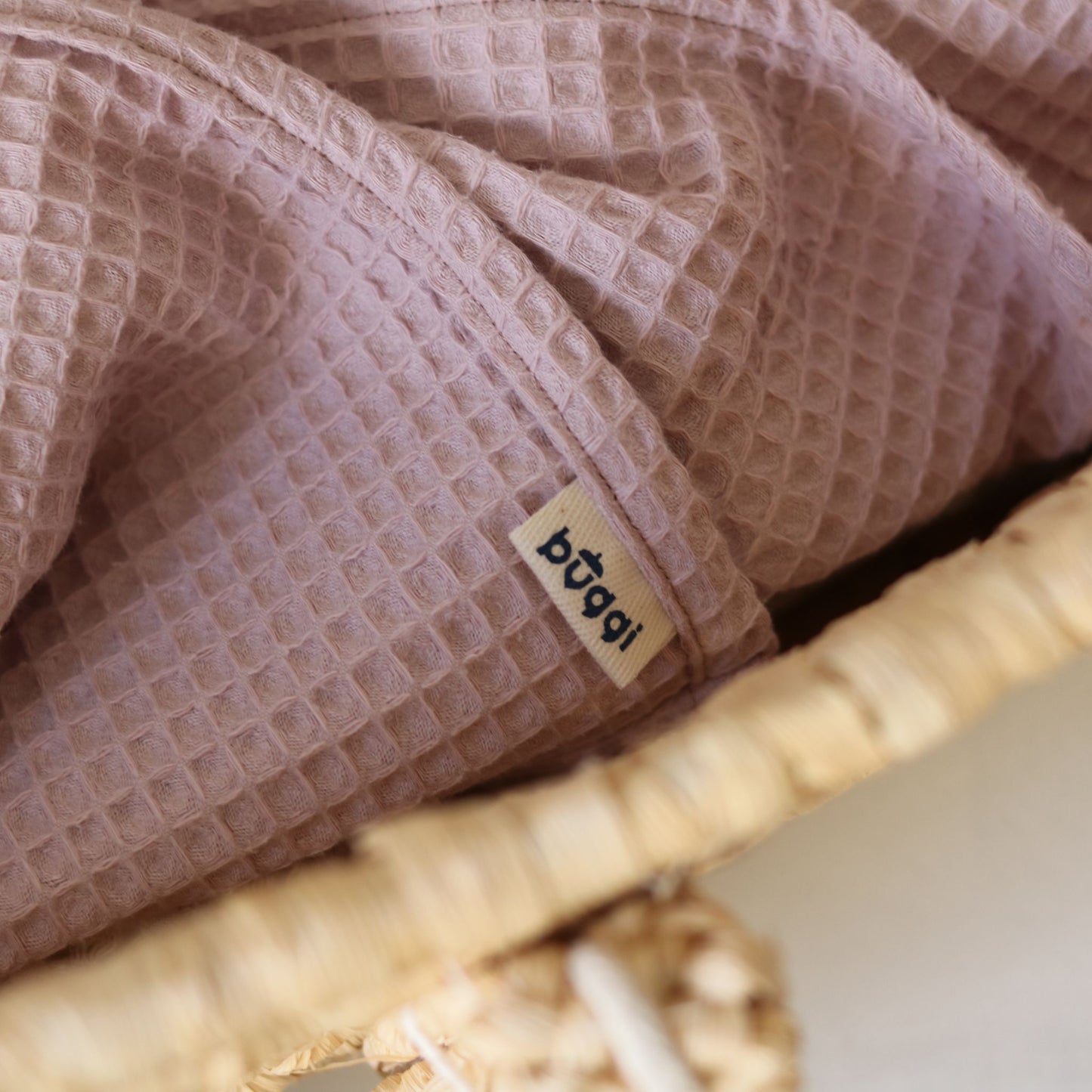 Zestaw prezentowy dla noworodka – kocyk waflowy + zawieszki | Piórka