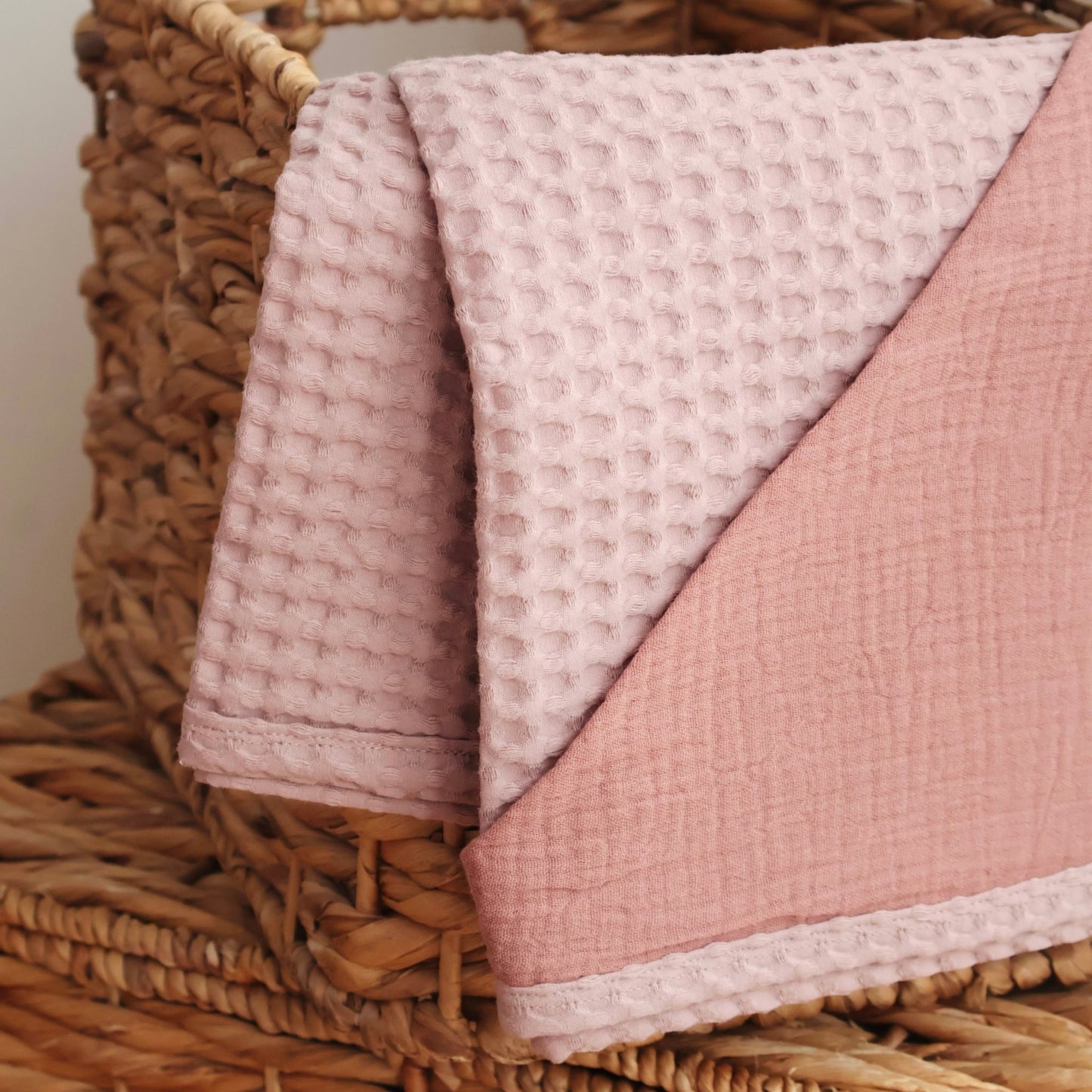 Zestaw prezentowy dla niemowlaka - ręcznik wafelkowy i zawieszki - Pink