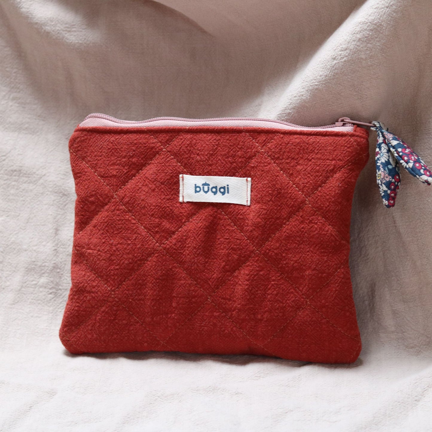 Mała kosmetyczka pikowana z lnu – ceglany | Handmade premium | Organizer do torebki 22×18 cm