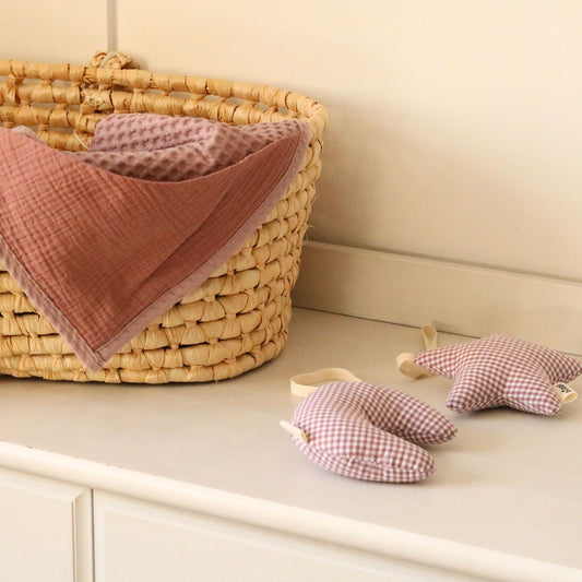 Zestaw prezentowy - kocyk z muślinem plus zawieszki | Pudrowy róż