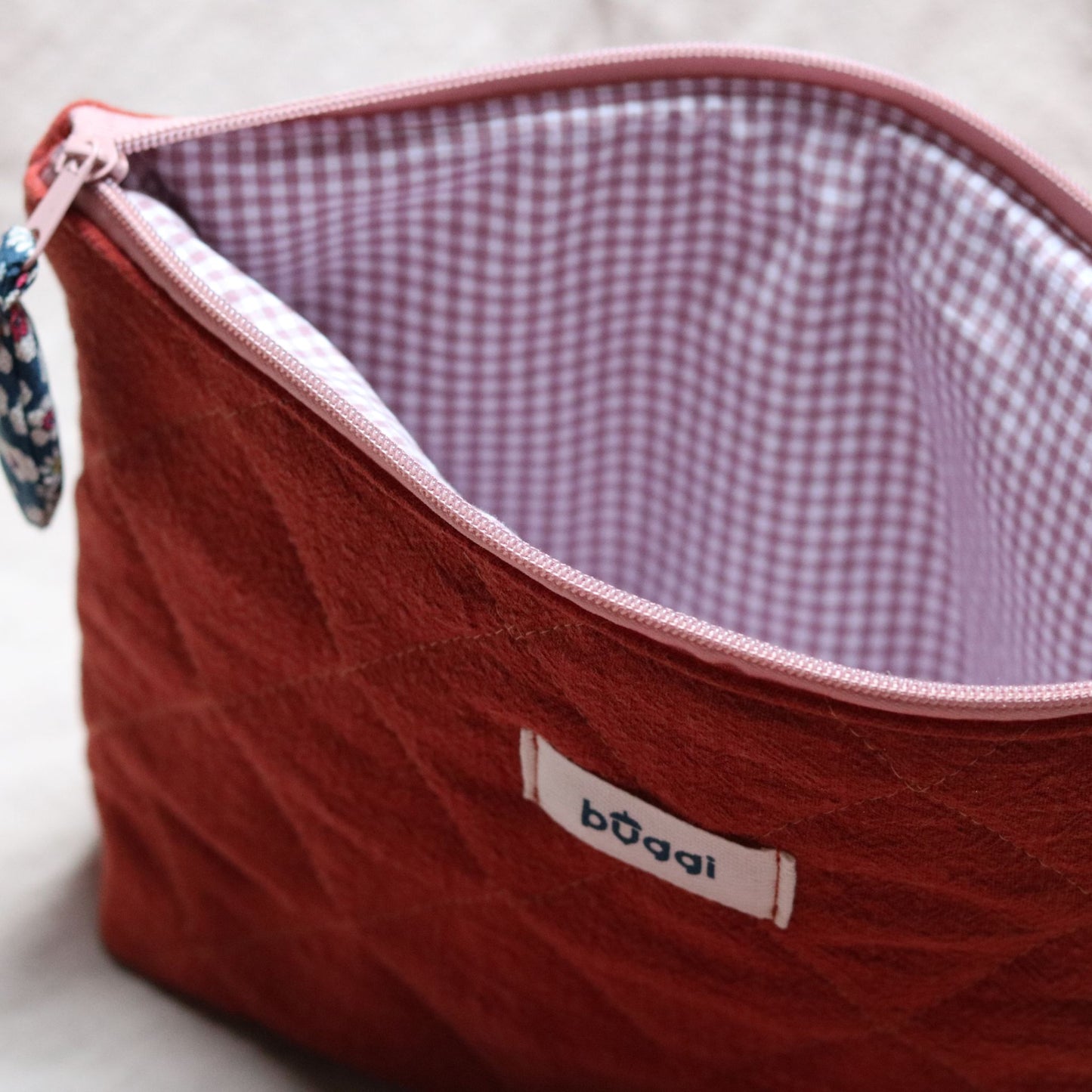 Duża kosmetyczka pikowana z lnu – ceglany | Premium handmade | Organizer podróżny 32×22 cm