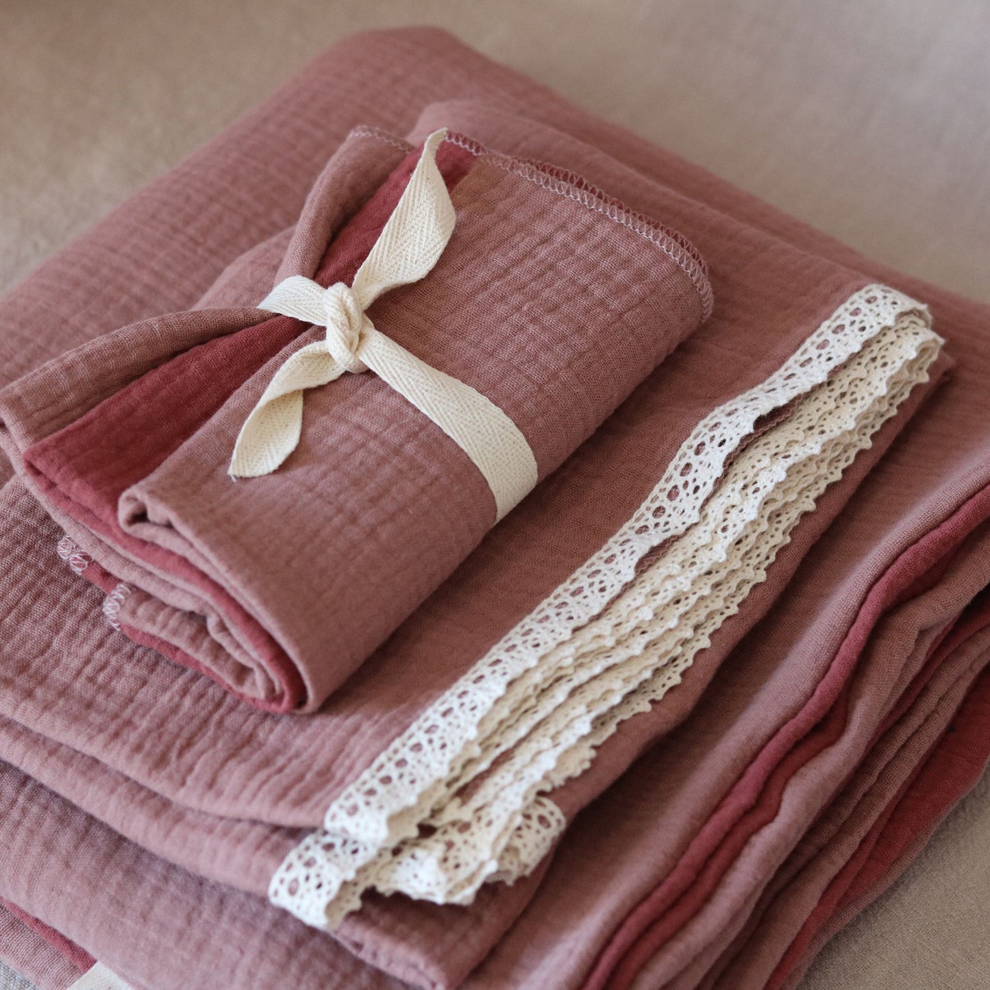 Zestaw muślinowy dla niemowląt - kocyki + pieluszki - Ogród różany