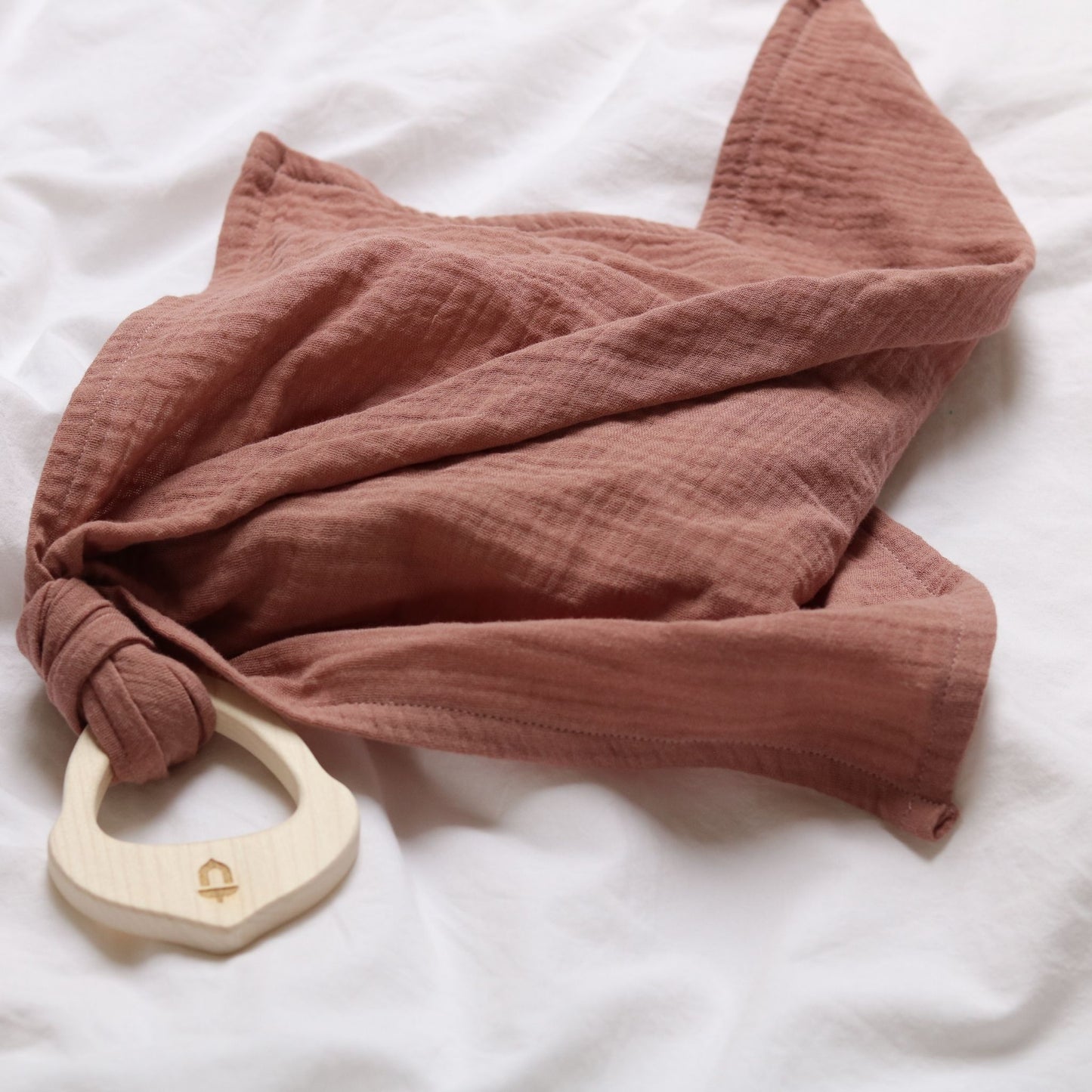 Gryzak klonowy z muślinową pieluszką 2w1 - Dusty Pink