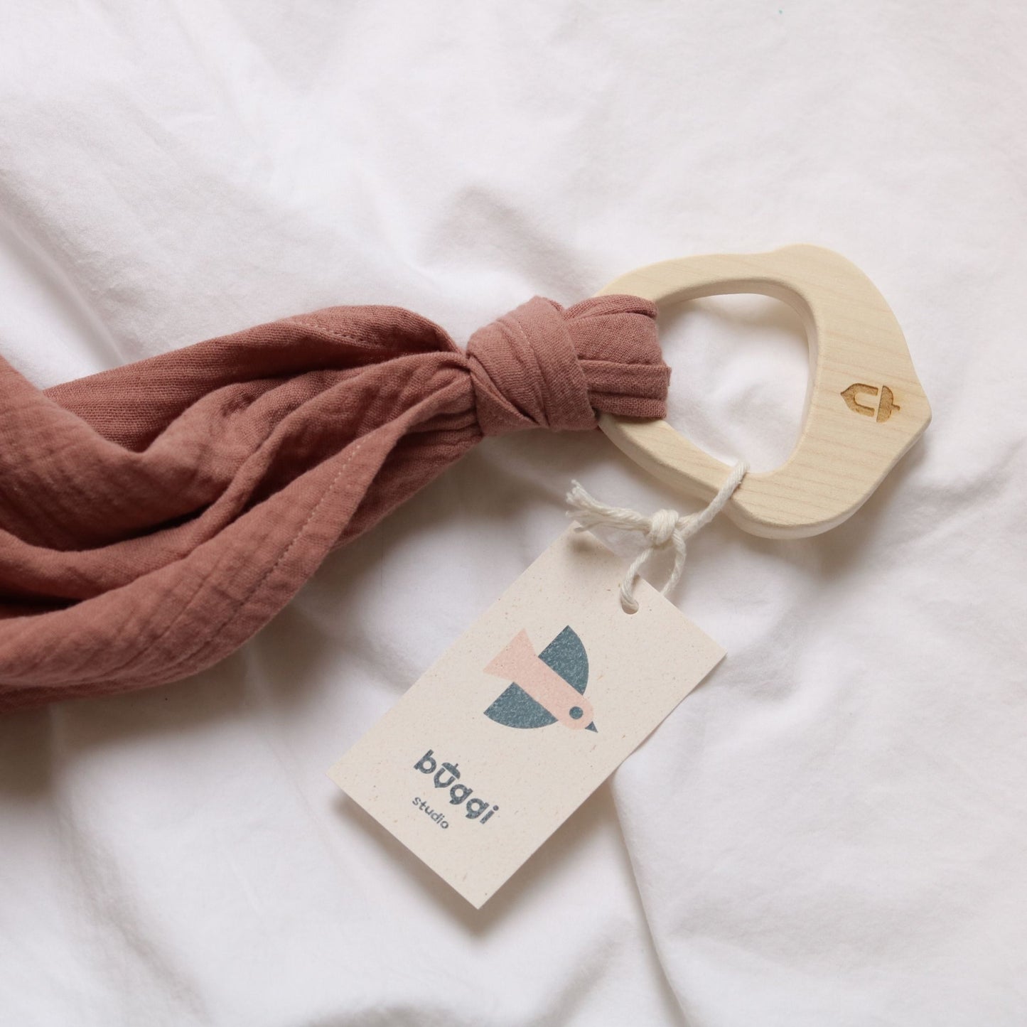 Gryzak klonowy z muślinową pieluszką 2w1 - Dusty Pink