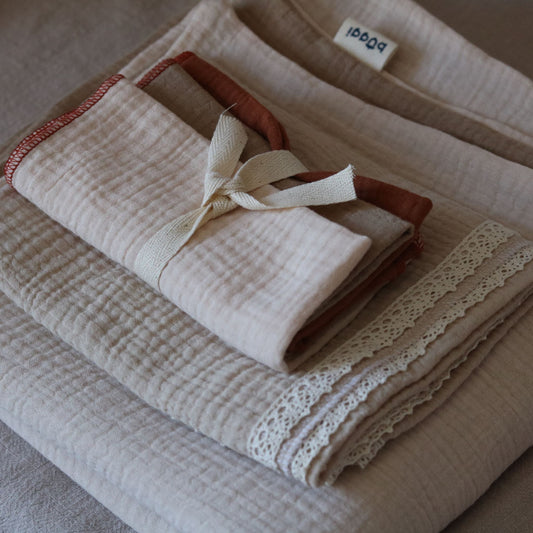 Zestaw muślinowy dla niemowląt - kocyki + pieluszki - Kremowa Harmonia