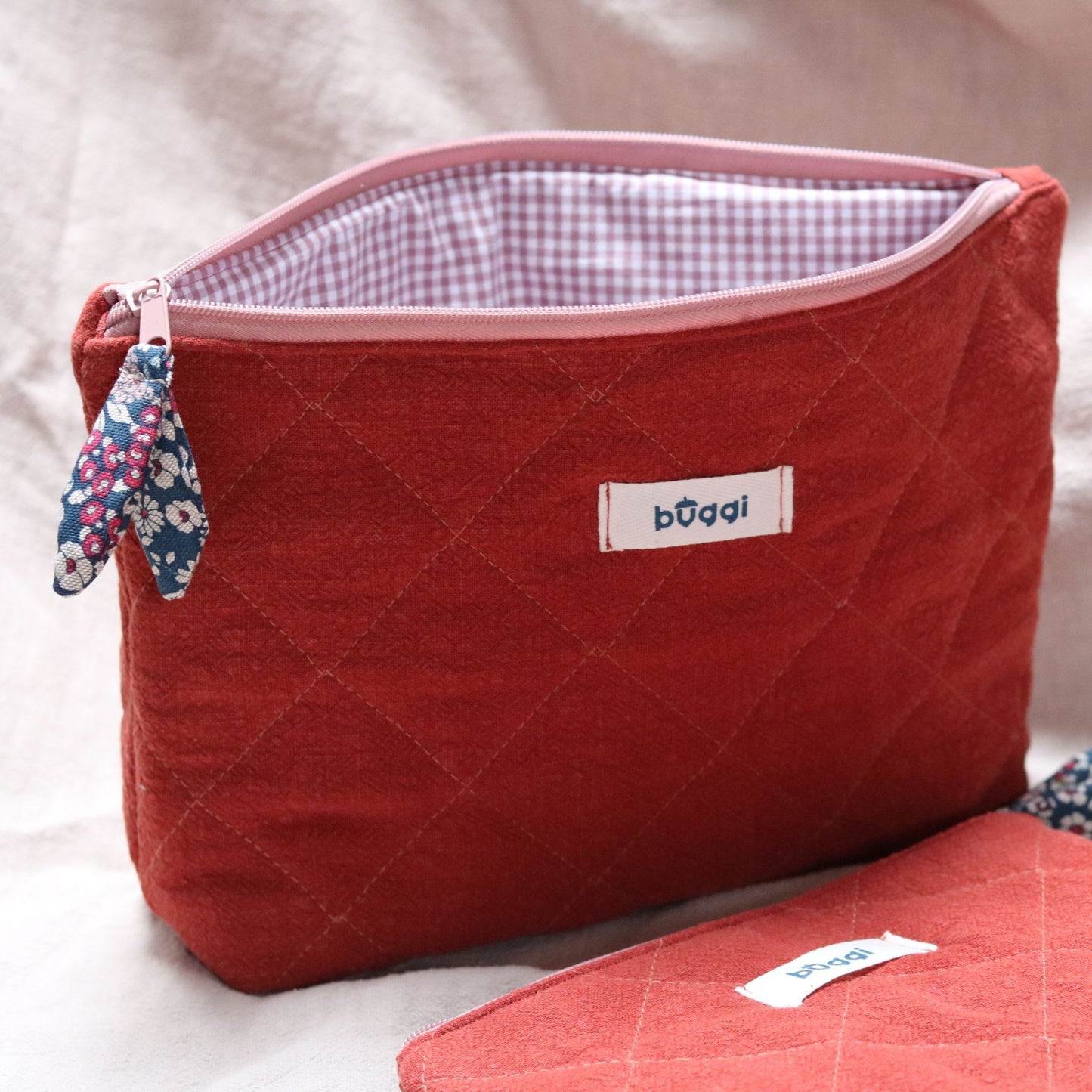 Duża kosmetyczka pikowana z lnu – ceglany | Premium handmade | Organizer podróżny 32×22 cm