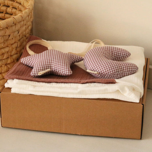 Zestaw prezentowy GOTS - kocyk muślinu plus zawieszki | Biały z różem