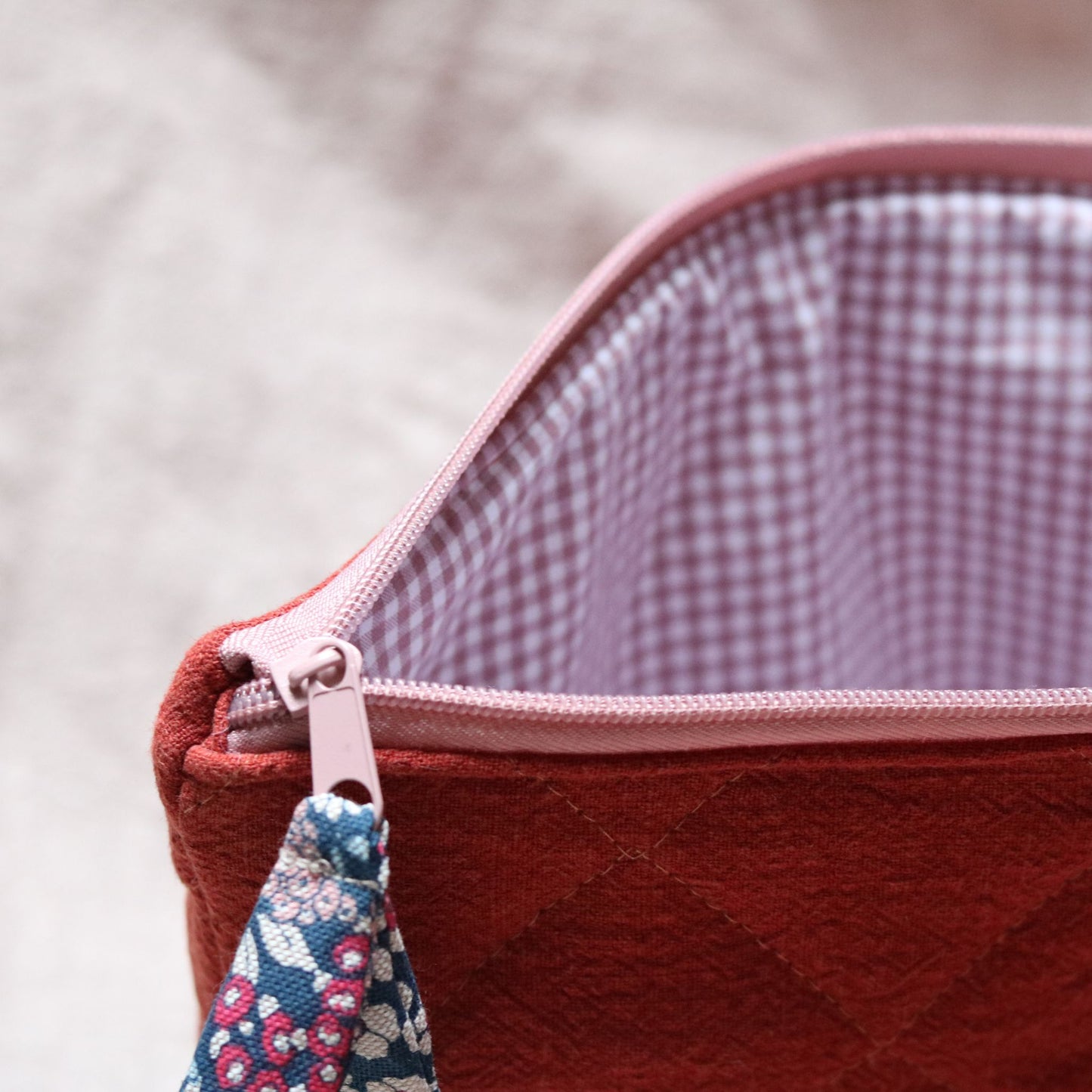 Mała kosmetyczka pikowana z lnu – ceglany | Handmade premium | Organizer do torebki 22×18 cm