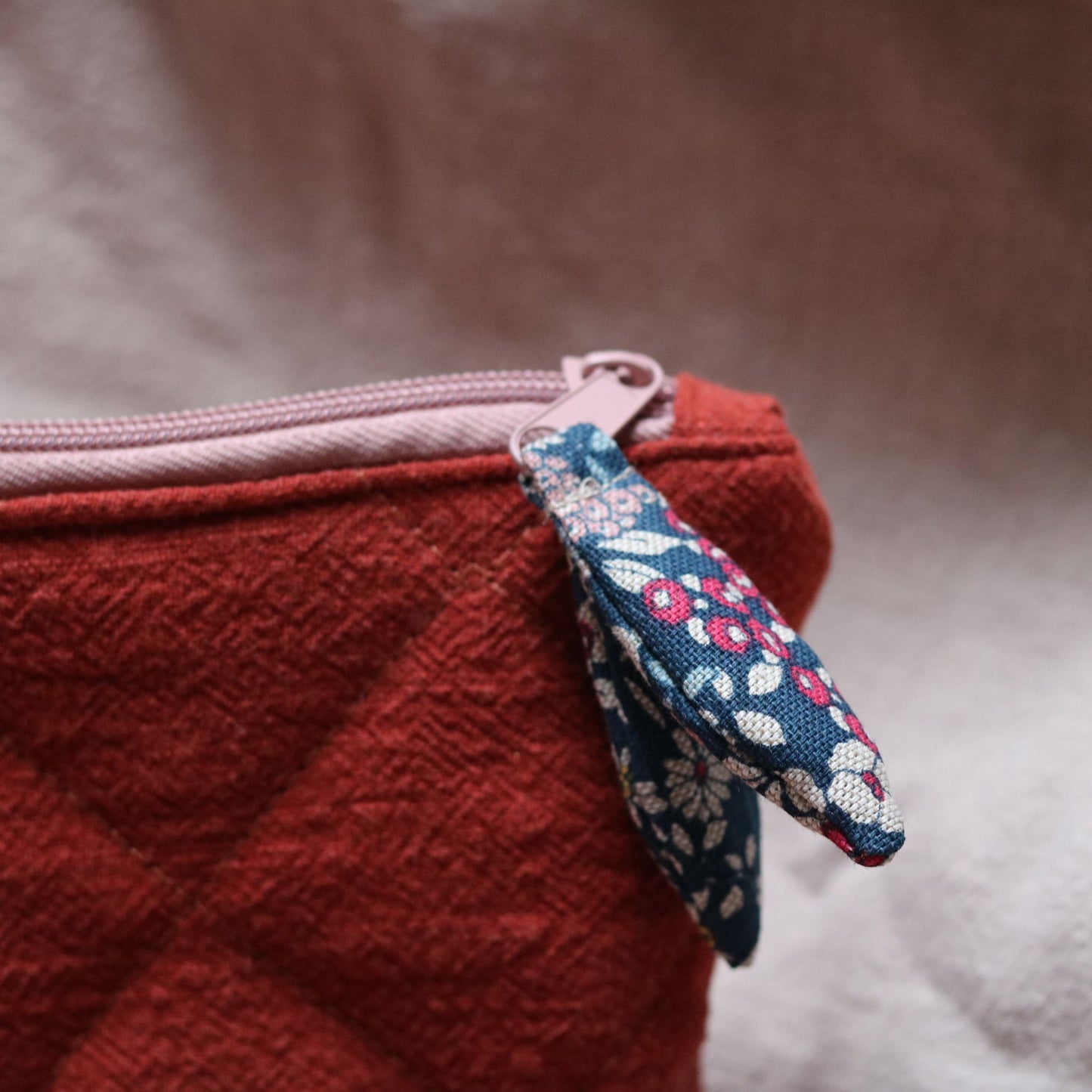 Duża kosmetyczka pikowana z lnu – ceglany | Premium handmade | Organizer podróżny 32×22 cm