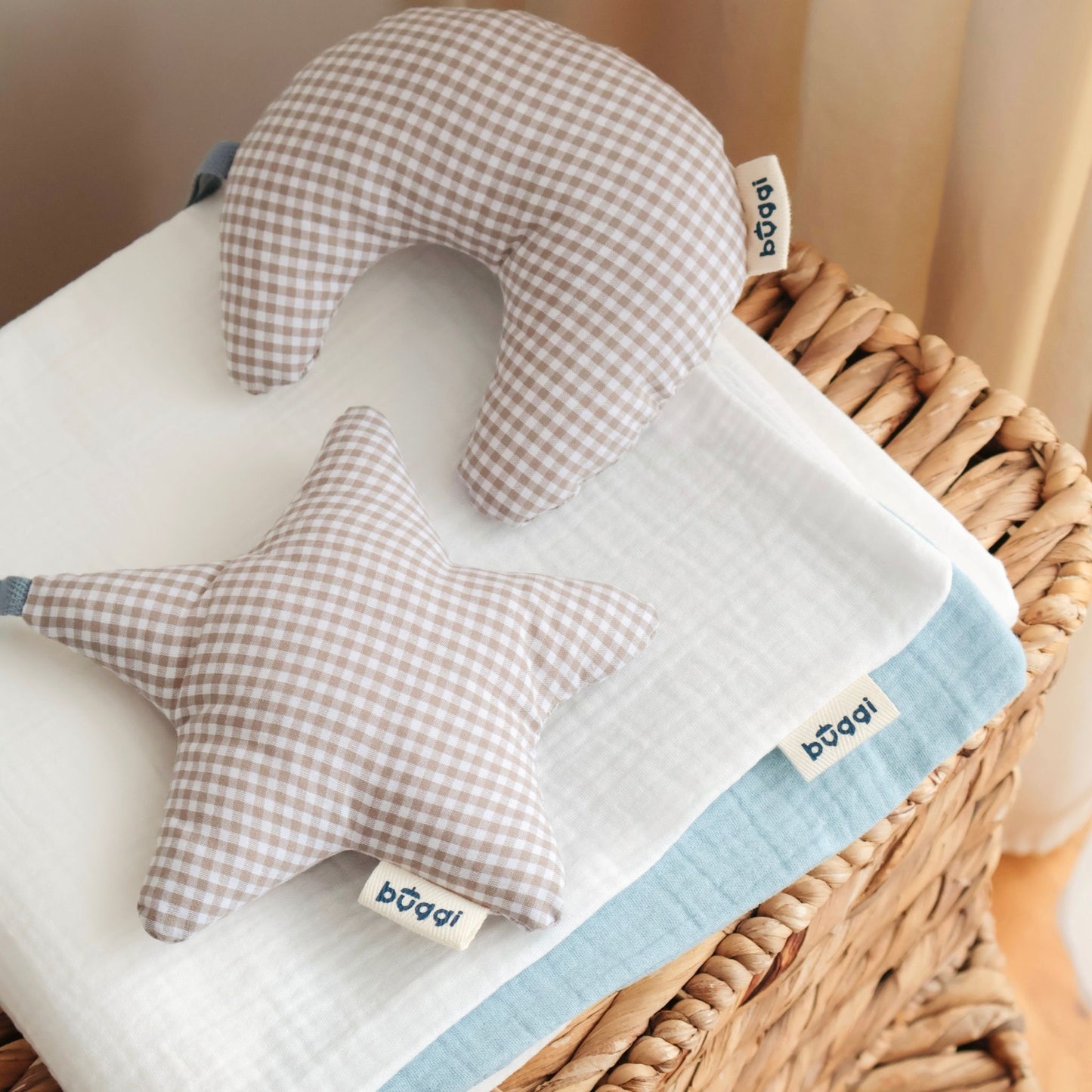 Zestaw prezentowy dla niemowlaka - kocyk muślinowy GOTS i zawieszki - Baby Blue