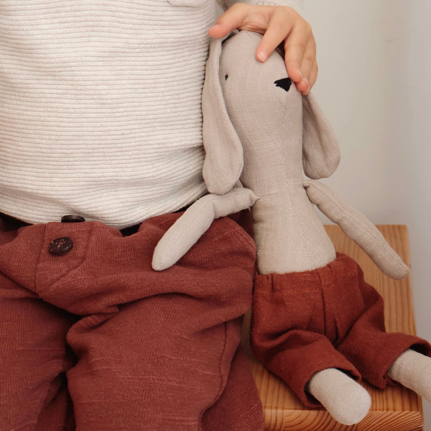 Lniany Królik Leon – ręcznie szyta przytulanka na lata
